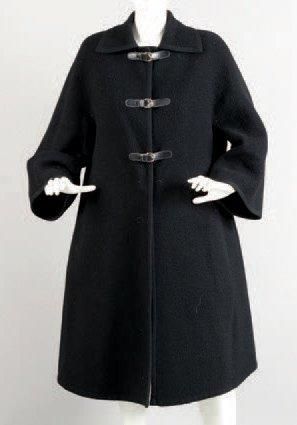 HERMES Paris Manteau en drap de laine noir, col, poignets, parmentures en maille...