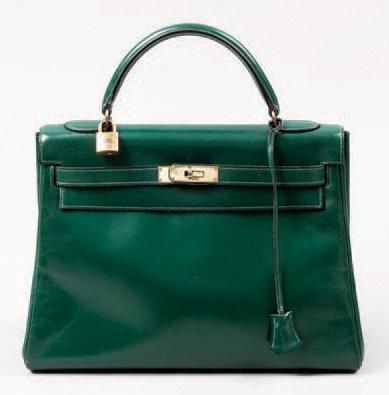 HERMES Paris Sac "Kelly" 32 cm en cuir vert, attaches fermoir plaqué or, poignée,...