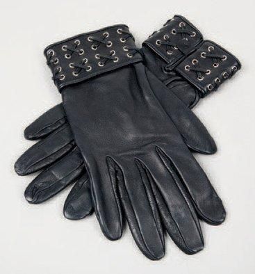 HERMES Paris Paire de gants en cuir agneau noir, bandes de poignets à effets de laçage,...