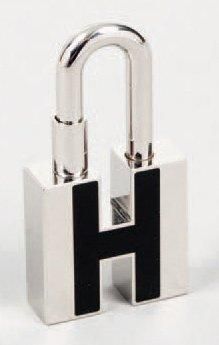 HERMÈS Paris made in France Porte-clef en palladium figurant un "H" en émail noi...