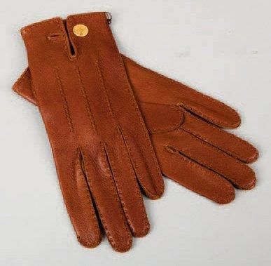 HERMÈS Paris made in France Paire de gants en cerf marron, surpiqûres ton sur ton,...