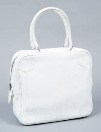 HERMÈS Paris made in France Sac " Omnibus " 25 cm en cuir grené blanc, fermeture...