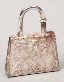 HERMES Paris Porte-clefs en argent figurant un sac "Kelly" à décor de losanges, titré...