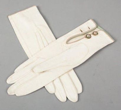HERMES Paris 24 Fbg St Honoré circa 1925-1930 Paire de gants en cuir écru, dos de...