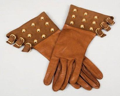 HERMÈS Paris made in France Paire de gants en cuir marron, poignets en daim ton sur...