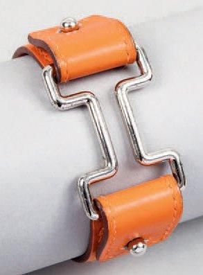 HERMÈS Paris made in France Bracelet en cuir orange agrémenté d'une boucle "H" en...