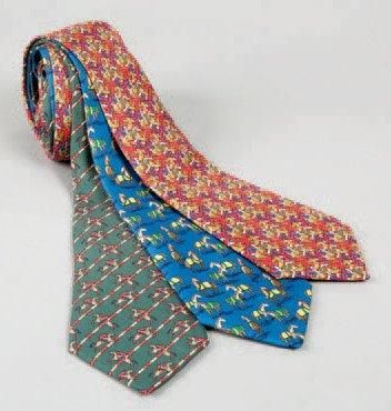HERMES Paris Lot de trois cravates en soie imprimée à motif de chevaux(*)
