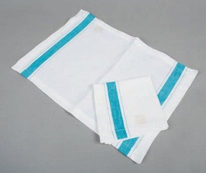 HERMES Paris Lot comprenant deux sets et deux serviettes en lin blanc à chevrons,...