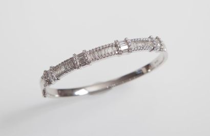 null Bracelet jonc ouvrant en or gris orné de diamants baguette et diamants taillés...