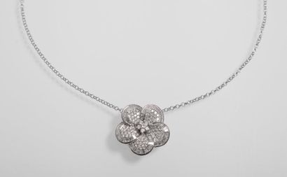 null Collier en or gris orné d'un motif "Fleur" pavé de diamants taillés en brillant...