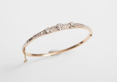 null Bracelet rigide ouvrant en platine et or jaune orné de trois diamants de taille...