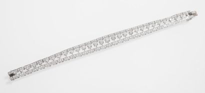 null Bracelet en or gris ajouré orné d'une ligne de 31 diamants taillés en brillant...