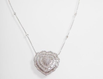 null Collier en or gris orné d'un motif "Coeur" entièrement pavé de diamants taillés...
