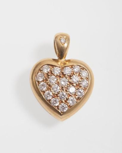 null Pendentif "Coeur" en or jaune orné de diamants taillés en brillant. P. 5,6g