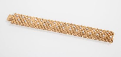 null Bracelet souple en or jaune tressé à décor de floral orné de 30 diamants taillés...