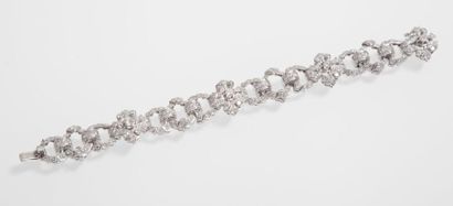 null Bracelet articulé en or gris à décor de volute ajouré serti de diamants taillés...