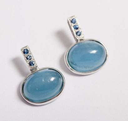 null Paire de boucles d'oreilles en or gris ornées chacune d'un cabochon d'aigue-marine...