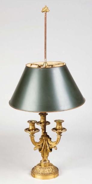 null LAMPE BOUILLOTTE en bronze ciselé et doré à trois bras de lumière, à décor de...