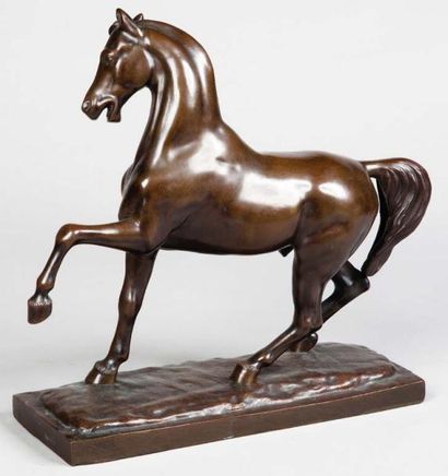 null STATUETTE en bronze à patine brune représentant un cheval, l'antérieur gauche...