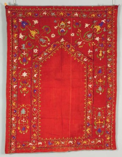 null Une Suzani Une broderie Suzani, Asie Centrale. An early 20th century Suzani...