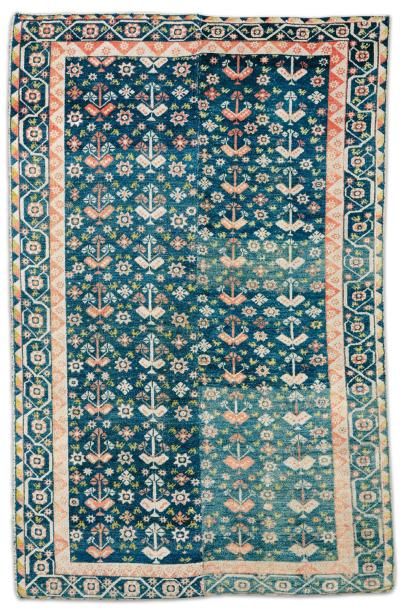 null Un rare tapis-bouclé en soie, Portugal Décor de semis de motifs floraux. Bon...