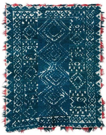 null Un tapis-bouclé Portuguais en laine Décor monochrome bleu marine, fondation...