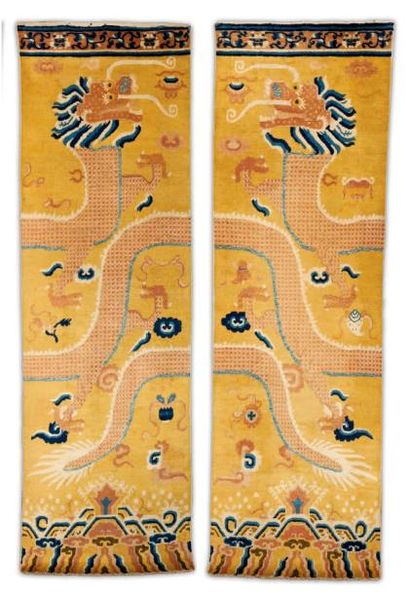 null Une paire de tapis de colonne à décor de Dragon, Chine Décor orné de motifs...