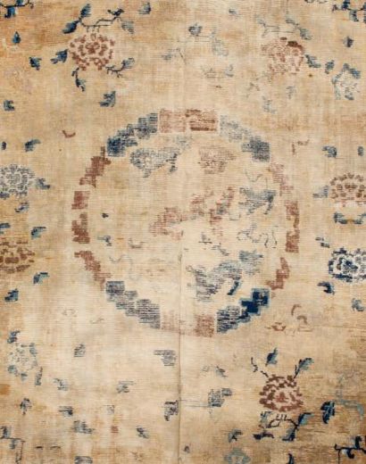 null Un tapis chinois à décor de Chien de Fo Ancien et rare tapis chinois figurant...