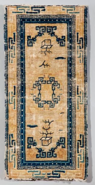 null Un tapis chinois Ancien tapis chinois figurant un médaillon central à décor...