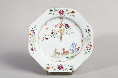 null Assiette octogonale en porcelaine à décor de pèches de longévité et de daims...