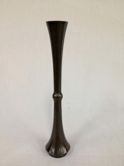 null Vase soliflore à long col en bronze de patine brune. Japon, période Meiji (1868-1912)....