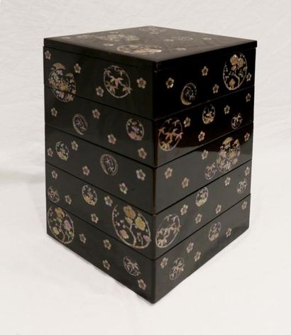 null Boîte à cinq niveaux (Jubako) en bois laqué noir à décor de médaillons floraux...