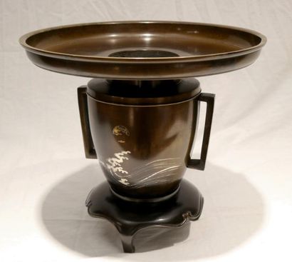 null Vase tripode de forme balustre, pour l'Ikebana (Usubata) bronze patiné, la panse...