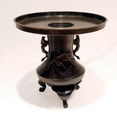 null Vase tripode pour l'Ikebana (Usubata) en bronze patiné, la panse évasé vers...