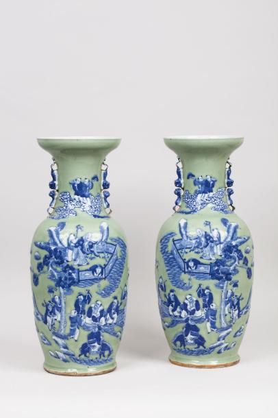 null Paire de vases balustre en porcelaine et émaux bleus à décor en relief de nombreux...
