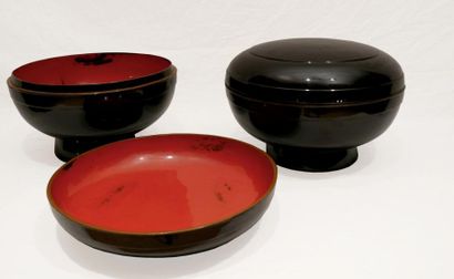 null Paire de bols couverts (Hokai), sur petit pied, laqué noir à l'extérieur, rouge...