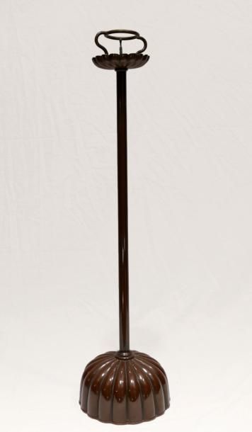 null Chandelier (Shokudai) en bronze patiné, la coupe et la base hémisphérique côtelée...