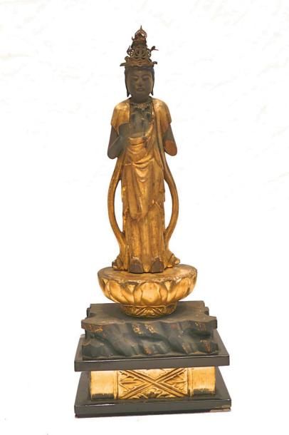 null Bouddha Amida (Amitabha ) en bois doré, debout sur un lotus reposant sur une...