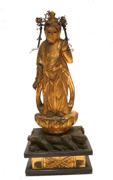 null Bouddha Amida (Amitabha ) en bois doré, debout sur un lotus posé sur une haute...