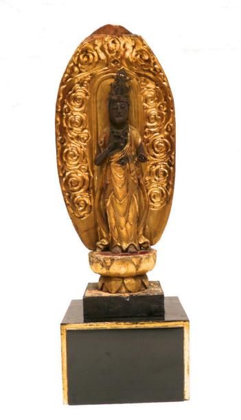 null Bouddha Amida (Amitabha ) en bois doré, debout sur un lotus, adossé à une mandorle....