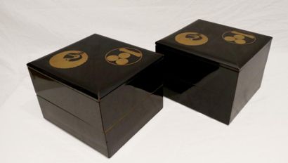 null Deux boîtes laquées noir (Ju Bako) à deux compartiments, les couvercles ornés...