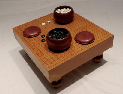 null Un jeu de Go comprenant: une petite table en bois (Goban) et deux boîtes contenant...