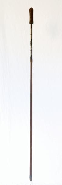 null Lance (Yari) à long manche en bois laqué incrusté de nacre. Japon, période Edo...