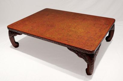 null Table basse en bois laqué (Wakasa nuri) de couleur mordorée Japon, période Meiji....