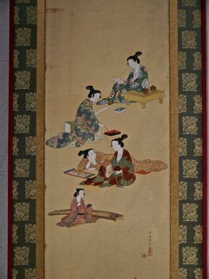 null Peinture en polychromie sur soie à décor de Geishas se divertissant à la lecture,...