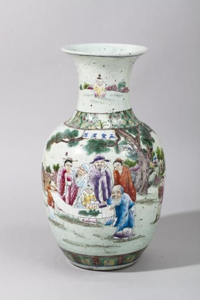 null Vase balustre en porcelaine et émaux de la famille rose à décor de personnages...