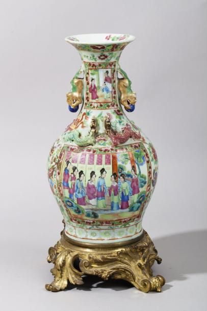 Vase balustre en porcelaine de canton à décor...