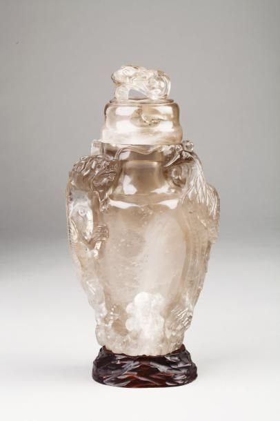 null Vase couvert en cristal de roche à décor en relief d'un dragon et d'un phoenix...