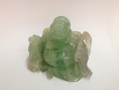 null Sujet en quartz fluorisé représentant le Budaï assis tenant un chasse-mouches....