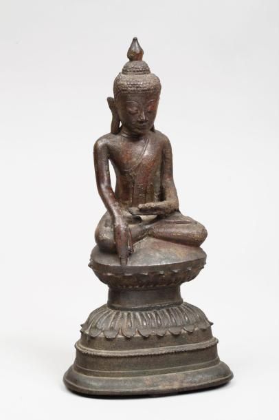 null Bouddha en bronze assis sur une base lotiforme dans la position de la prise...